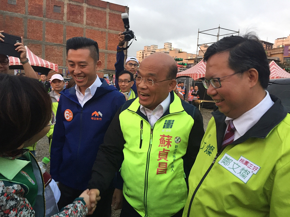蘇貞昌與林智堅下午齊聚於桃園市，一起和鄭文燦合體車隊掃街。 圖：趙婉淳／攝
