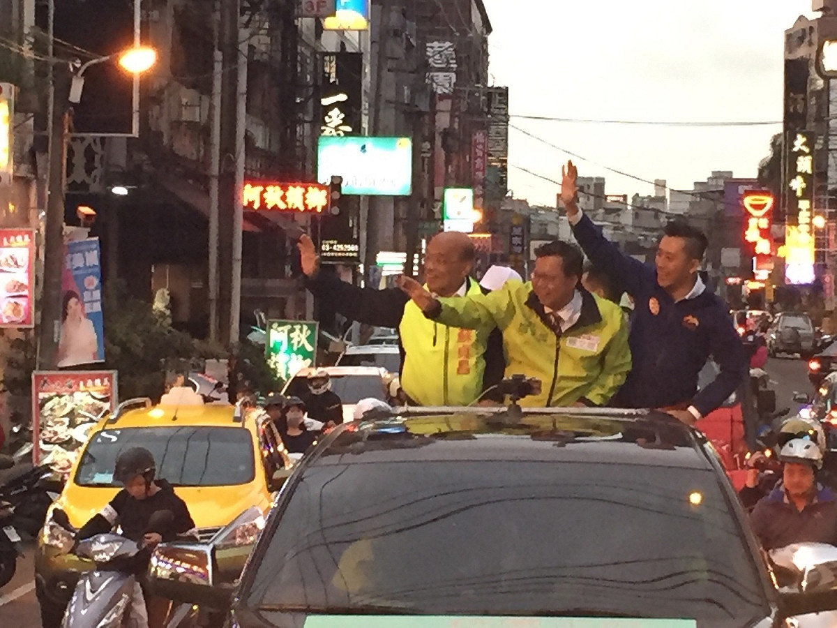 民進黨新北市長候選人蘇貞昌與桃園市長候選人鄭文燦、新竹市長候選人林智堅今（17）天傍晚首度合體車隊掃街。 圖：趙婉淳／攝