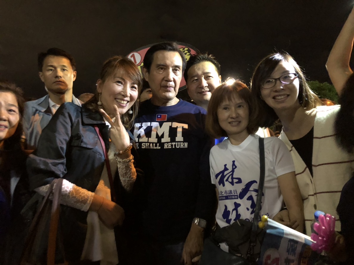 馬英九與民眾合影。 圖：陳佩君／攝