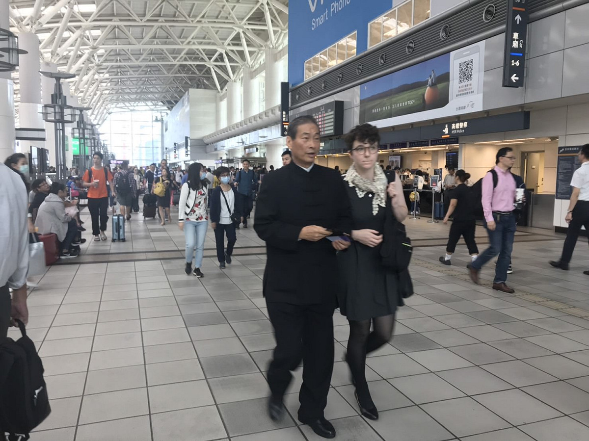 中國統一促進黨主席白狼張安樂，17日中午現身高鐵新左營站 PTT網頁