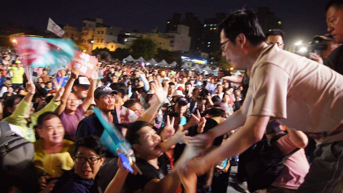 沿途不斷有熱情民眾為陳其邁加油打氣，大家紛紛高喊「我愛高雄」、「we care高雄」。 圖：陳其邁競選辦公室/提供