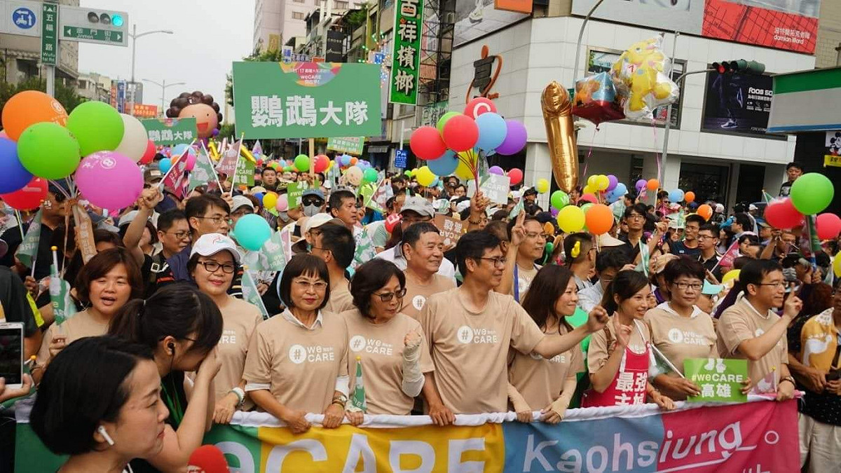 民進黨高雄市長候選人陳其邁今（17）日參與Wecare高雄大遊行，徒步走完全程。他表示，會有這麼多市民站出來，就是要展現愛與和平的力量，拒絕抹黑、造假、霸凌，這是大家無分政治立場，一起挺高雄、支持台灣的民主。 圖：陳其邁競選辦公室/提供