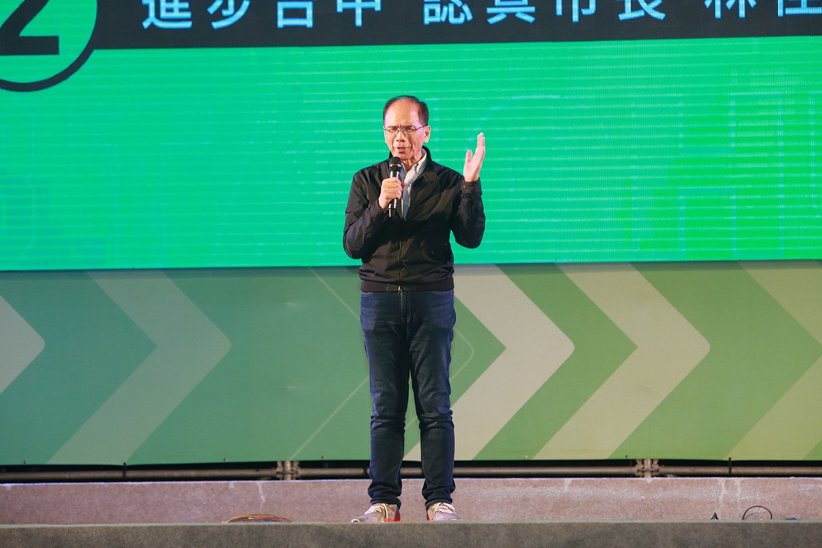 游錫堃出席「我們都是台中隊」造勢晚會，為台中空汙認罪道歉。 圖：林佳龍競選總部/提供