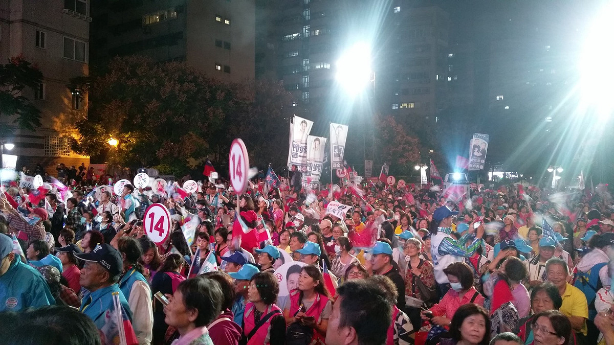 民眾熱情揮舞旗幟。 圖：陳佩君／攝
