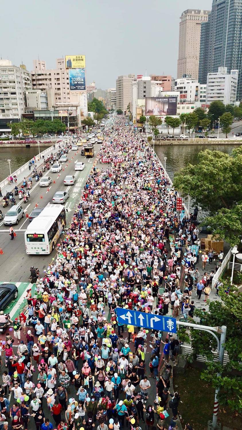 一個由民間團體發起的「we care大氣球遊行」，17日下午2點從高雄文化中心出發，挑戰長達5公里多的遊行路線，許多藝文團體使出渾身解數，發揮創意，沿路吸引民眾目光與手機搶拍，彷如嘉年華會般的熱鬧滾滾，攜家帶眷的參與群眾，個個充滿歡樂笑容，很難想像這個遊行的本質，其實是示威遊行。 圖：陳其邁競選辦公室/提供