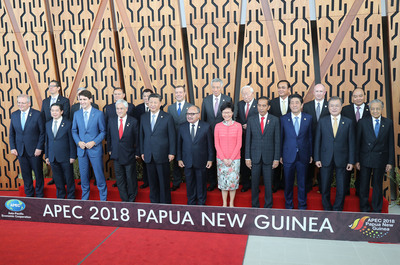2018亞太經濟合作會議（APEC）經濟領袖與企業諮詢委員會（ABAC）代表對話17日在巴布亞紐幾內亞莫士比港舉行，領袖代表張忠謀（後右4）在領袖合影時，站在新加坡總理李顯龍（後右5）、泰國總理帕拉育（Prayut Chan-O-Cha）（後右3）中間。 圖/中央社