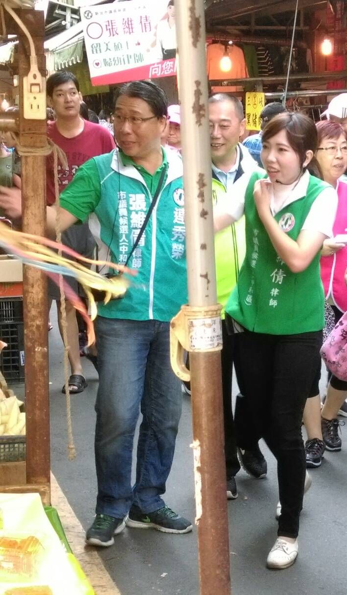 江永昌服務處前秘書連秀榮在黨內初選失利，轉而為張維倩輔選，並與張瑞山、張維倩父女到市場拜票。 圖：讀者提供