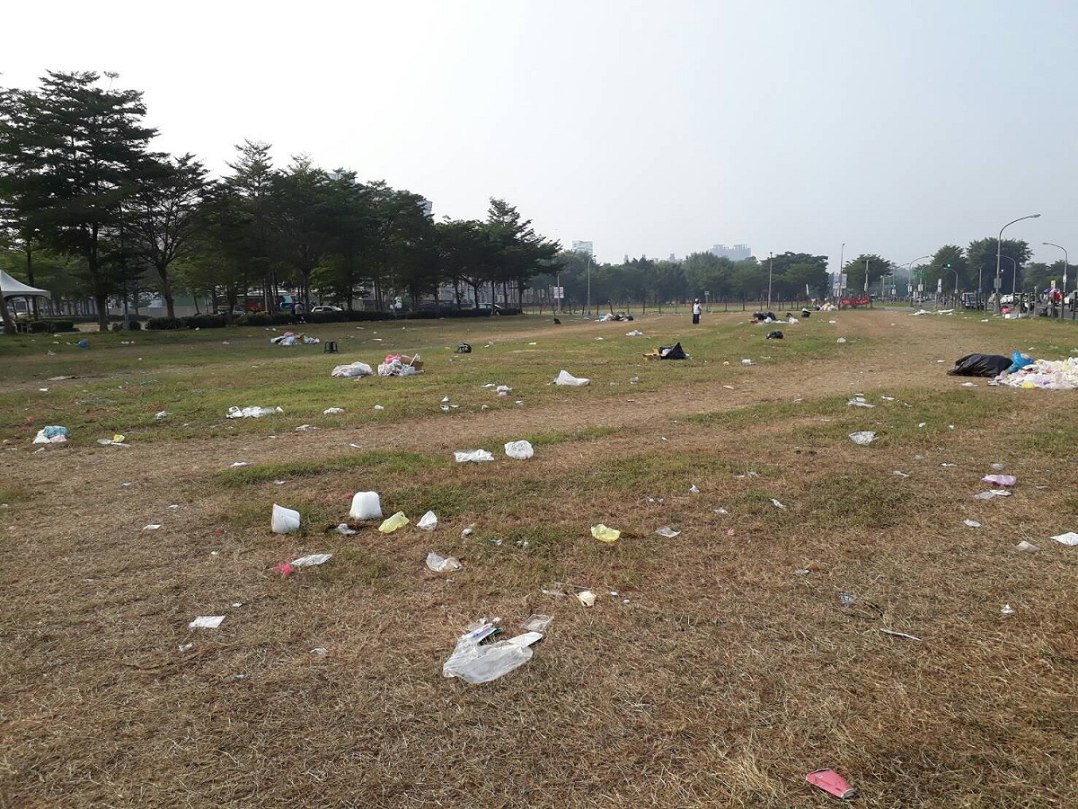 韓國瑜18日鳳山造勢晚會後，今（18）早依然是滿地垃圾 圖：翻攝PTT 網頁