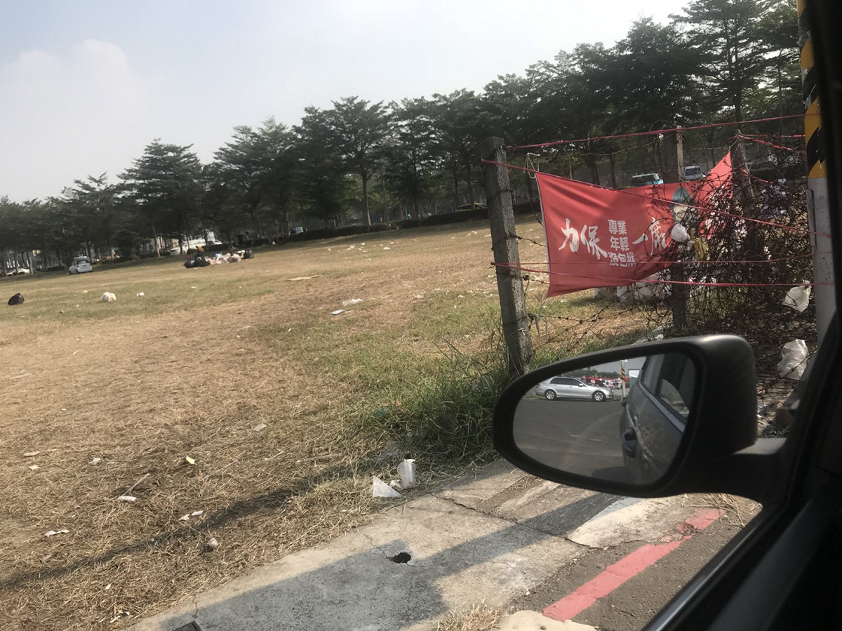 韓國瑜18日鳳山造勢晚會後滿地垃圾 圖：PTT 網頁