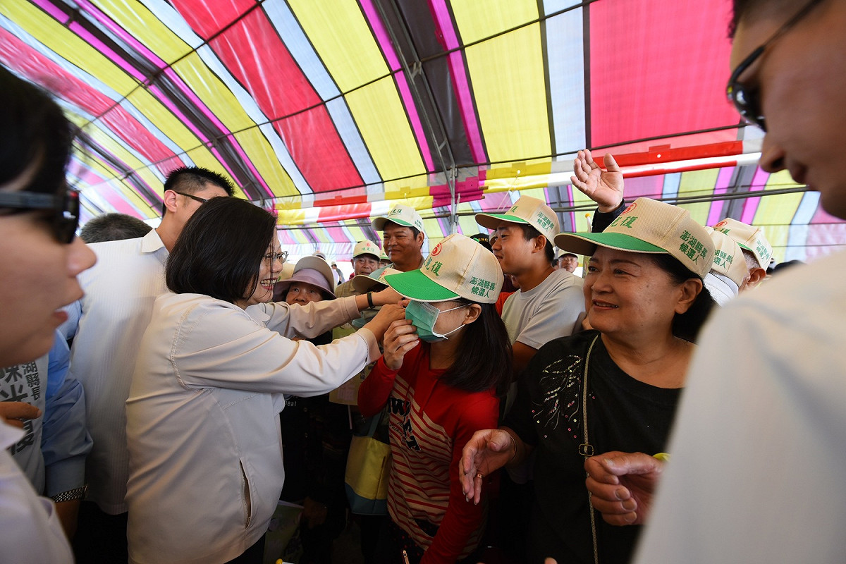 蔡英文與民進黨支持者握手。 圖 : 民進黨/提供