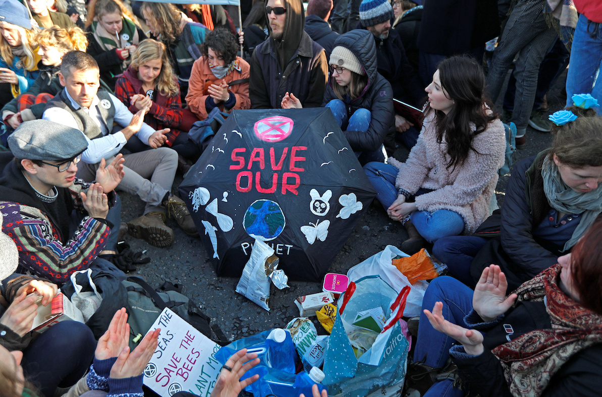 綜合外電報導，「反抗滅絕」（Extinction Rebellion）活動示威隊伍在今（18）日走上街頭，希望透過示威遊行促使英國政府對溫室氣體排放做出具體行動。 圖：達志影像/路透社