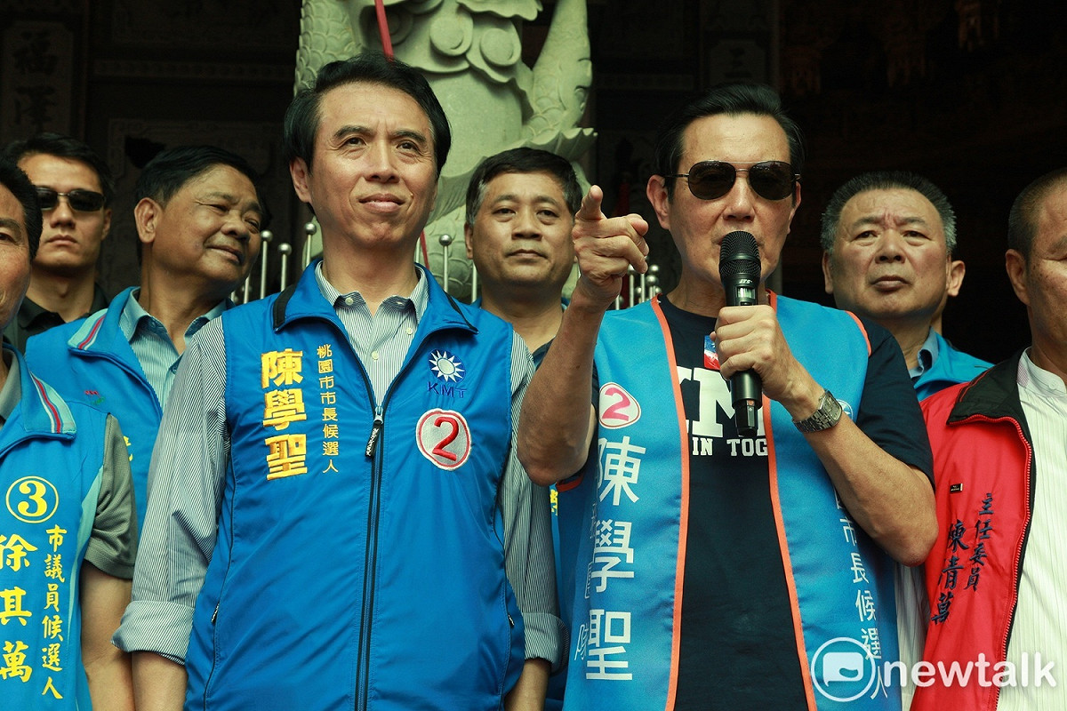 今年九合一大選有一位卸任黨公職領導人，每天的行程超多，比起各地現任中央和地方首長、縣市長/縣市議員候選人，可以說往往有過之而無不及，那就是前總統馬英九，這在過去選舉中並不多見。至於他助選藍軍的成效如何，再過四天答案便可揭曉。圖為馬英九（前排右）第10次到桃園幫陳學聖（前排中）站台輔選，他說很感謝當年他參選台北市長時，陳給予他很多的協助。 圖：林昀真／攝