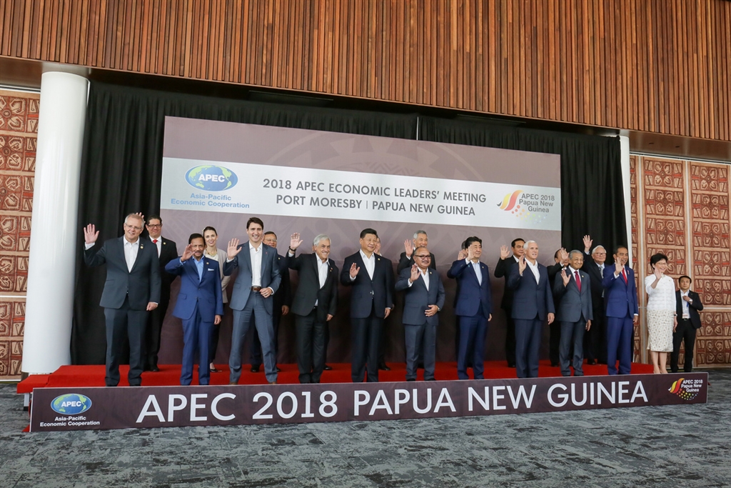 亞太經合會（APEC）領袖閉門會議18日舉行，各經濟體領袖在會前合照，APEC領袖代表張忠謀站在後排最右側，身邊是越南總理阮春福。 圖 : APEC中華台北代表團/提供