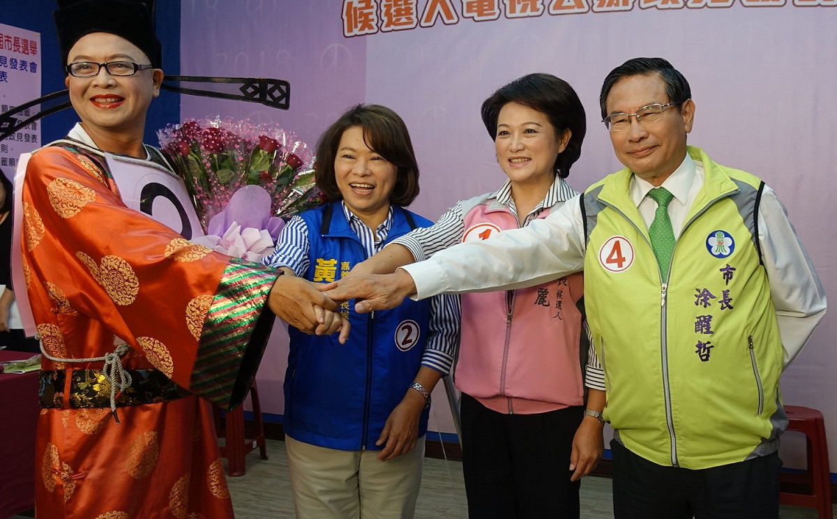 嘉義市長候選人齊聚，參加嘉義市長候選人電視政見發表會，民進黨候選人涂醒哲(右1)，無黨籍候選人蕭淑麗(右2)，國民黨候選人黃敏惠(左2)。 圖:源自涂醒哲競選辦公室。