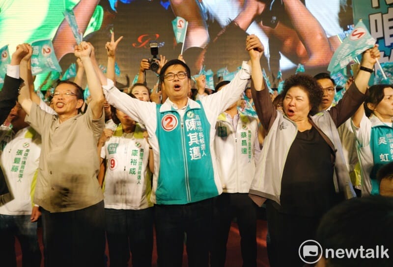 民進黨高雄市長候選人陳其邁(中)、駐日代表謝長廷（左）和總統府秘書長陳菊（右）在岡山造勢。 圖：張良一/攝