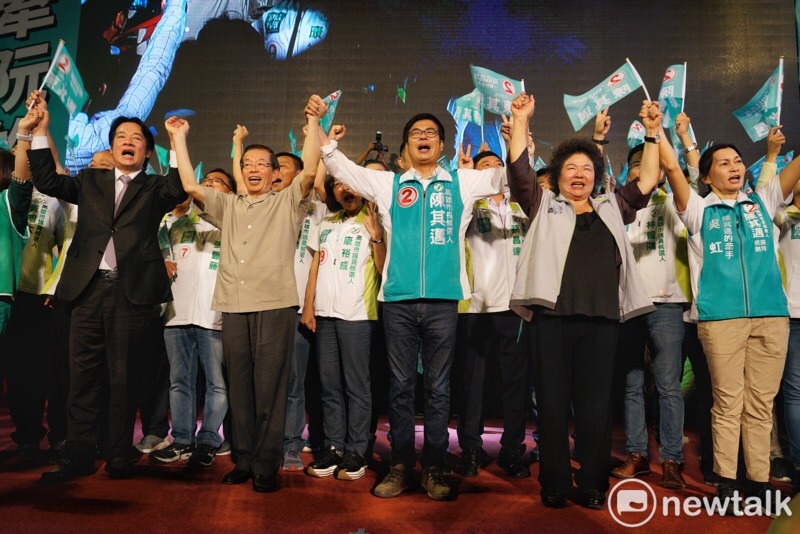 民進黨高雄市長候選人陳其邁今（18）日在岡山舉辦造勢大會，老市長謝長廷（左二）、陳菊（右一）、行政院長賴清德（左一）都到場力挺。 圖：張良一/攝
