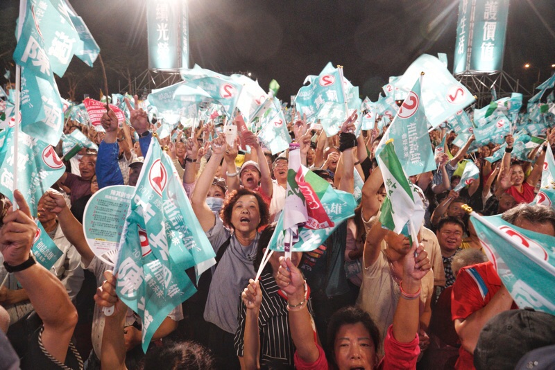 現場湧入超過十萬支持者，選民情緒相當激昂。 圖：張良一/攝