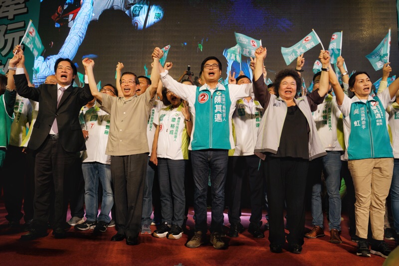 政院長賴清德（左一）、駐日代表謝長廷（左二）、前高雄市長陳菊（右一）都到場力挺陳其邁。 圖：張良一/攝