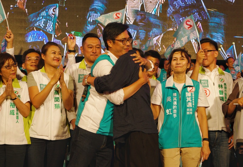 陳其邁與滅火器樂團主唱楊大正擁抱。 圖：張良一/攝