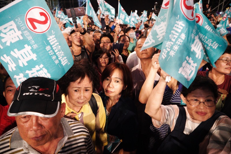 支持者大喊「高雄加油！陳其邁凍蒜」。 圖：張良一攝(資料畫面)