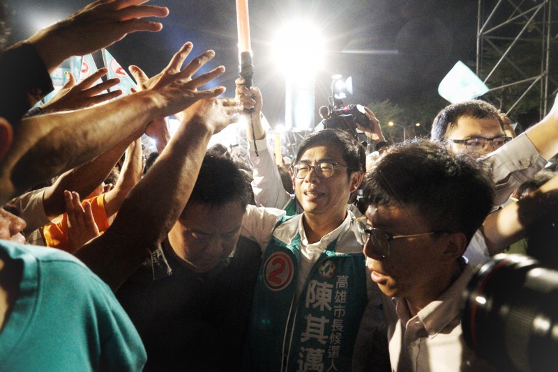 選民爭相和陳其邁握手，場面熱絡。 圖：張良一/攝