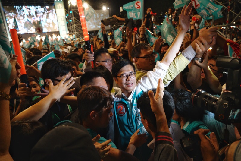 晚會尾聲，陳其邁下台與選民近距離握手互動。 圖：張良一/攝