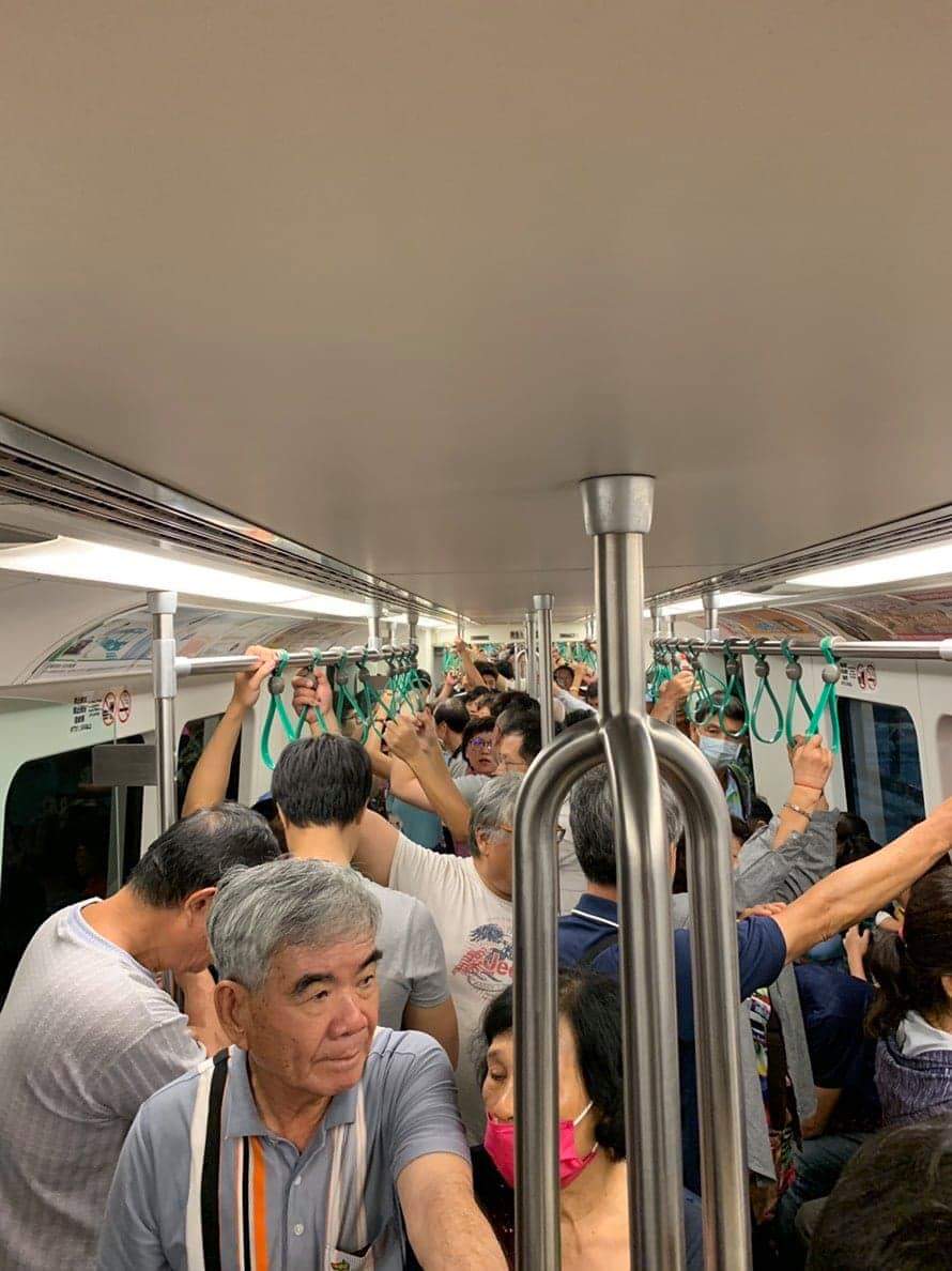 管碧玲提到，「今天岡山大爆場，而且捷運大爆滿」。 圖：翻攝自管碧玲臉書