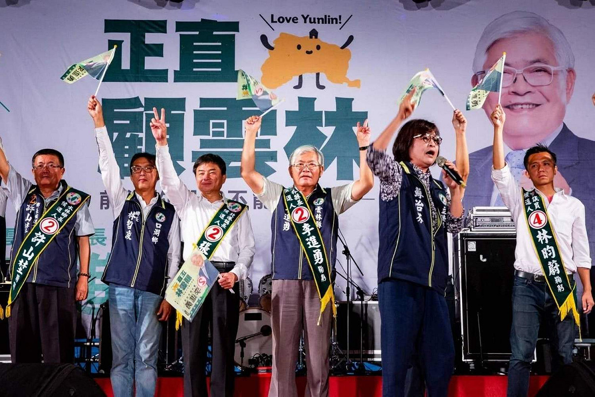 爭取雲林縣長連任的李進勇（中）今(11/18)晚在北港同仁夜市，攜手黨籍立委李俊俋、蘇治芬（右2）、縣議員參選人林昀蔚、蔡岳儒、水林鄉長參選人許山埜、口湖鄉長參選人林哲凌、北港鎮長張勝智共同為北港區造勢，固盤催票，宣示與大家鬥陣顧雲林，作夥護台灣！ 圖：李進勇競選總部/提供