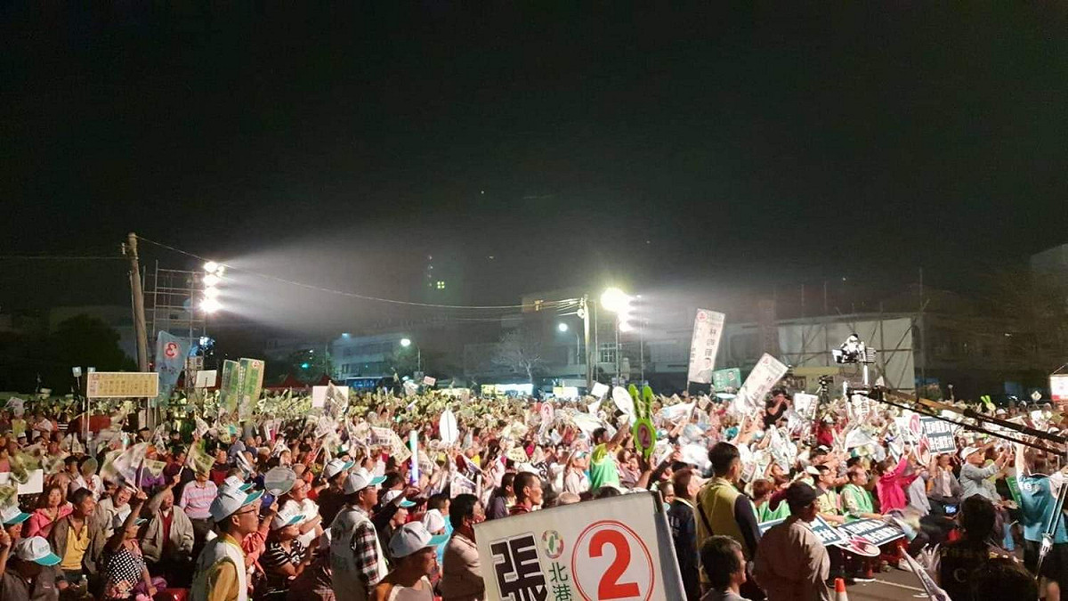 李進勇則說，台灣是我們的母親，「無通嫌台灣」，放到地方來說，雲林不管好壞，就是咱的家鄉、咱的母親，「無通嫌雲林」，感恩都來不及了。但是又要出來選縣長的張麗善，口口聲聲「雲林又髒又窮」，是誰讓雲林又髒又窮？ 圖：李進勇競選總部/提供