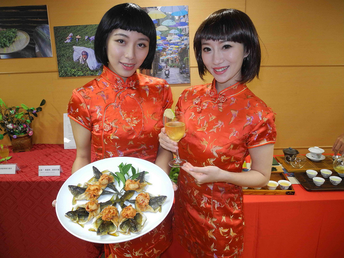 新北好茶冬茶上市，搭配選舉話題，在坪林推出「蜂蜜檸檬包種茶」、「包種韓國魚創意茶餐」。  圖：王峻昌/攝