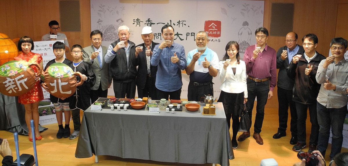 新北市長朱立倫與坪林、石碇、三峽等各產區代表，歡迎民眾參加冬茶展售活動。 圖：王峻昌/攝