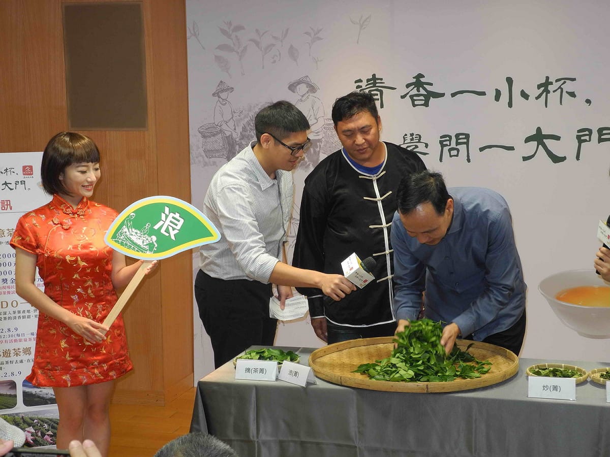 朱立倫跟著冠軍製茶師曾添祥，體驗製作包種茶的過程。 圖：王峻昌/攝