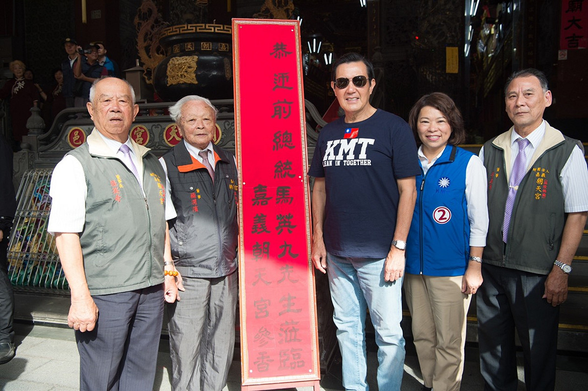 前總統馬英九在黃敏惠陪同下，到嘉義市的宮廟參拜。 圖：黃敏惠競選團隊/提供