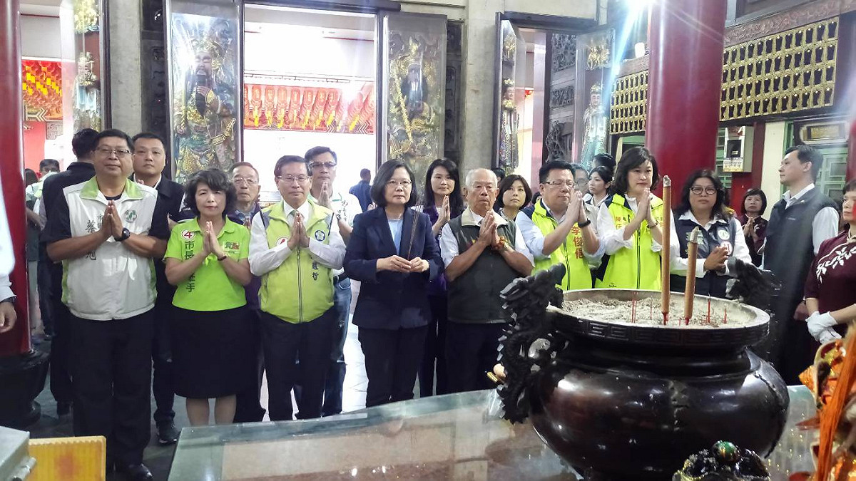 總統蔡英文在涂醒哲陪同下，到嘉義市溫陵媽廟還願參拜。 圖：涂醒哲競選團隊/提供