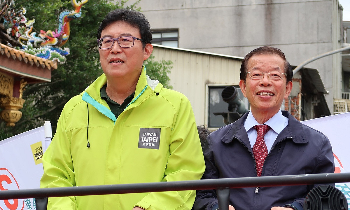 駐日代表謝長廷19日陪同民進黨台北市長候選人姚文智車隊掃街。 圖：林朝億/攝