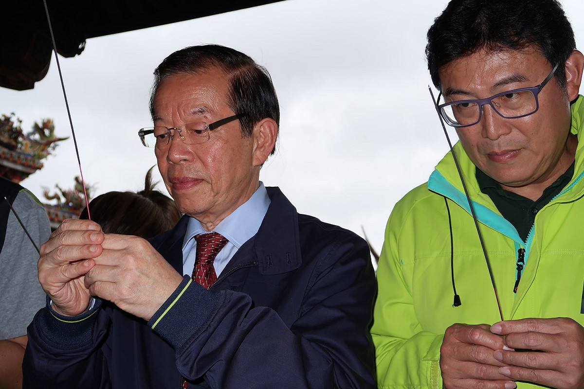 駐日代表謝長廷19日陪同民進黨台北市長候選人姚文智在保安宮上香祈福。 圖：林朝億/攝