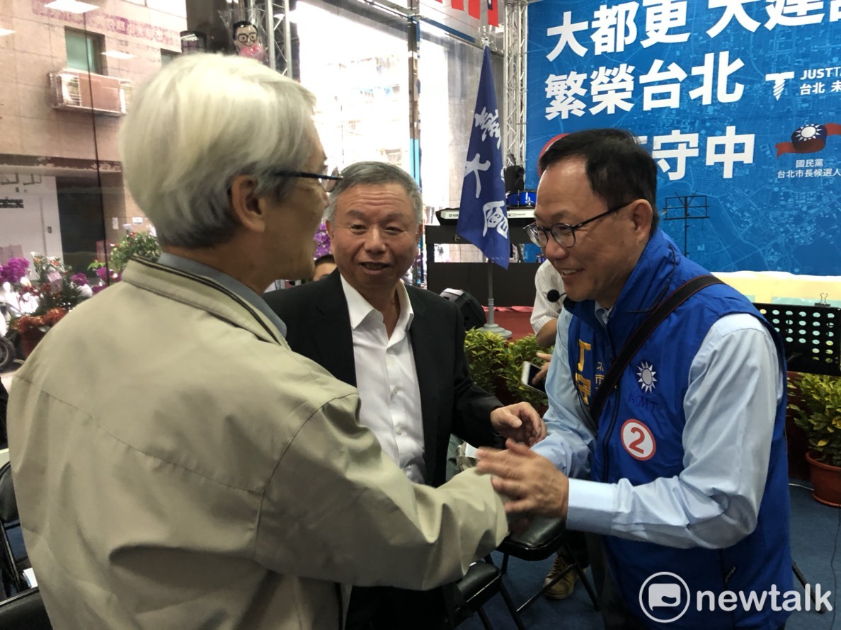 前衛生署長楊志良（中）今日輔選國民黨台北市長丁守中（右），卻爆出失言爭議。 圖：丁守中競選辦公室 / 提供