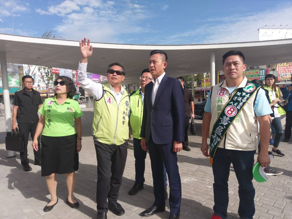 嘉義市長涂醒哲今天(19日)邀請新竹市長林智堅走訪嘉義市，兩位競選連任的市長在改造過的站前廣場參觀，彼此都讚揚對方在各自的火車站站前廣場所進行的改造工程。 圖：涂醒哲競辦提供