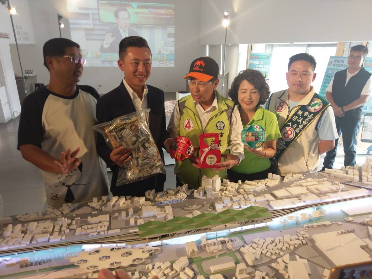 涂醒哲送嘉義市在地小店家《融合度》的掛耳包咖啡禮盒給林志堅，意在表達兩個姊妹市「融合度100%」的友誼。 圖：涂醒哲競辦提供