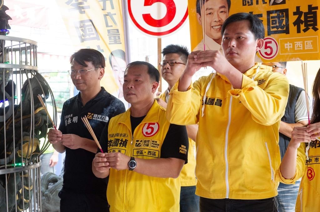 黃國昌等人於吉龍福德祠祈求當選。

 時力台中黨部/提供