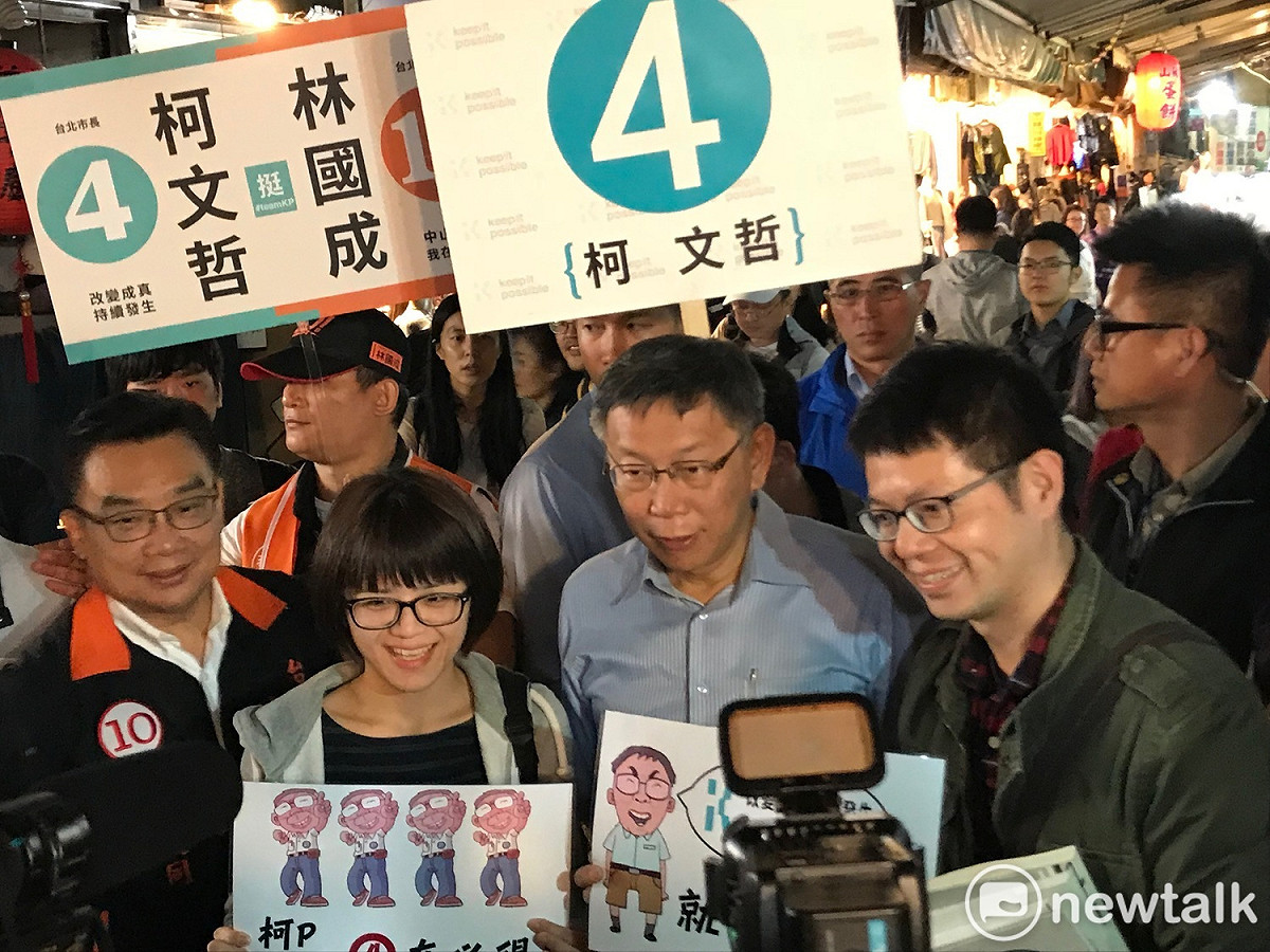 台北市長柯文哲與從中壢上來的支持者合影。 圖 : 周煊惠 / 攝