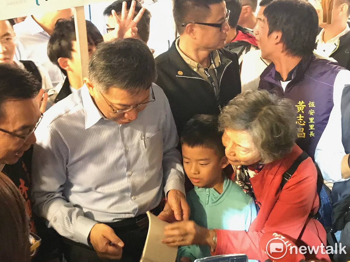 柯文哲幫支持者簽名。 圖 : 周煊惠 / 攝