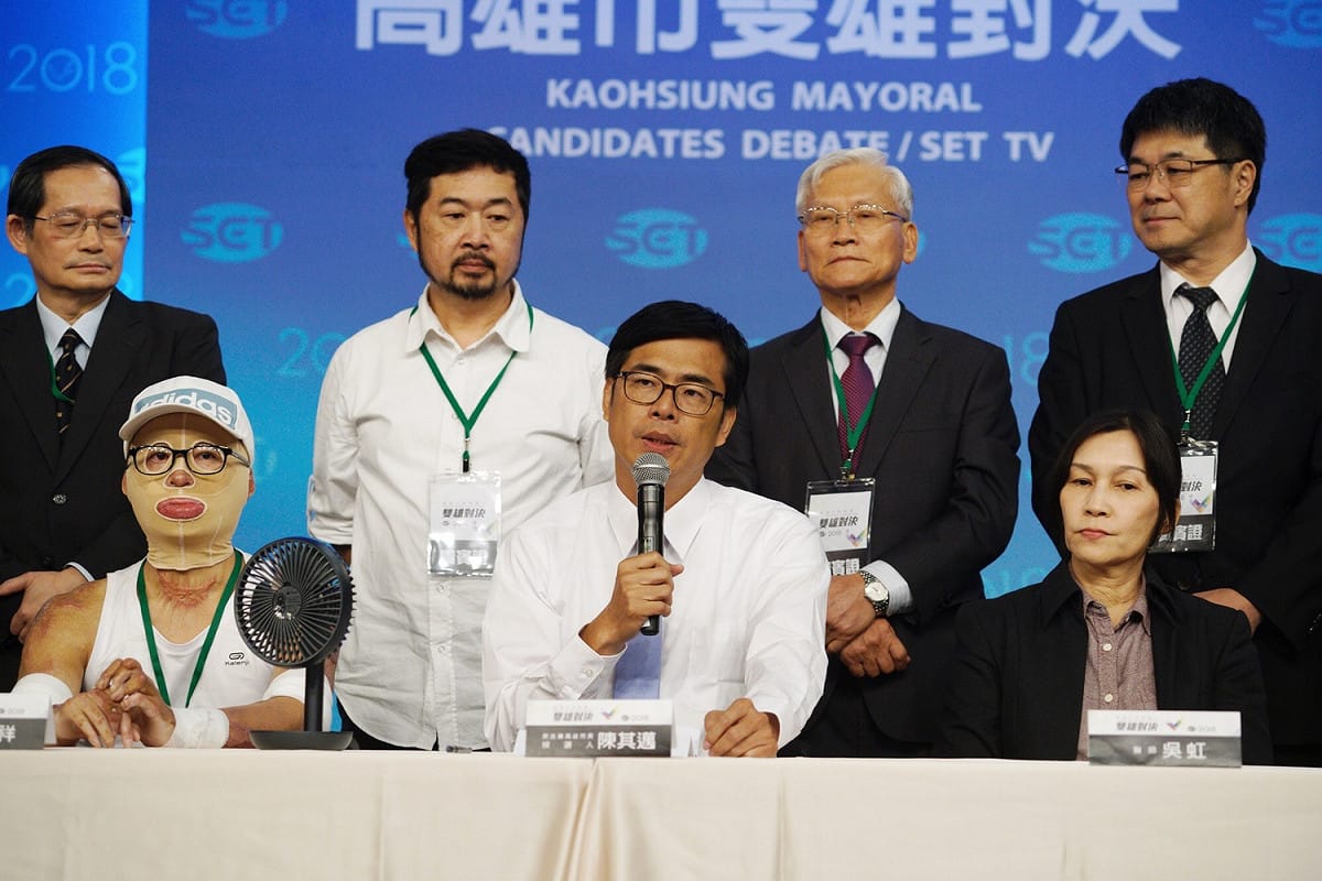 民進黨高雄市長候選人陳其邁與高雄氣爆的受傷者徐晏祥（左）19日出席電視辯論後記者會。 圖：張良一/攝