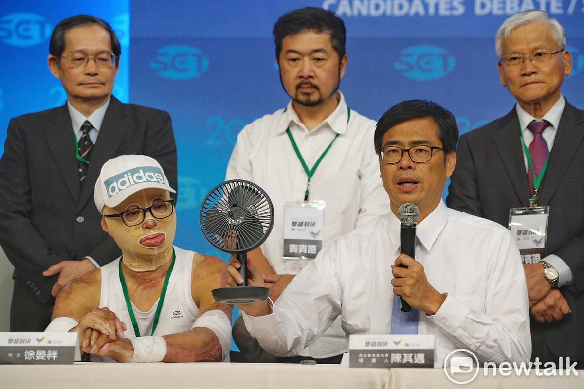 高雄市長電視辯論，民進黨候選人陳其邁會後記者會。左為高雄氣爆傷者徐晏祥。 圖：張良一/攝（資料照片）