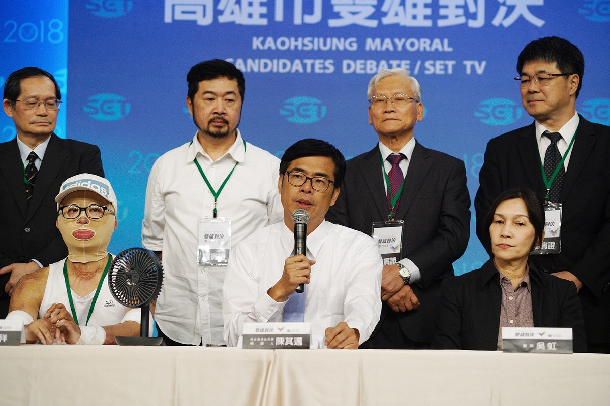 高雄市長電視辯論，民進黨候選人陳其邁會後記者會。左為高雄氣爆傷者徐晏祥。 圖：張良一/攝