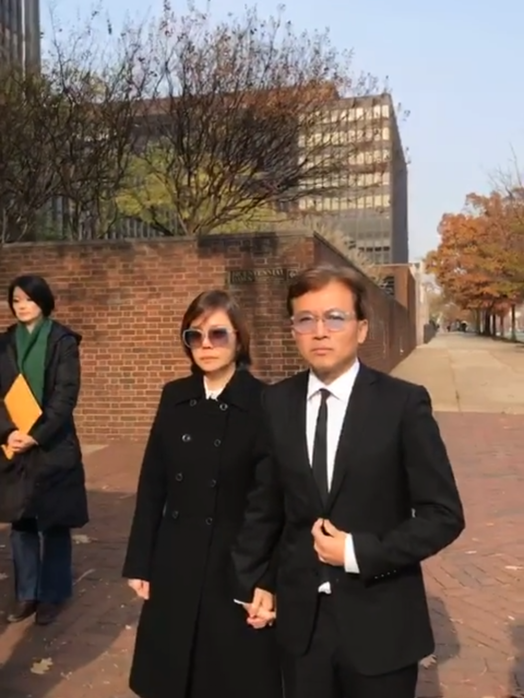 休庭後，狄鶯與辯護律師辛寬托（Caroline Goldner Cinquanto）緊緊相擁。隨後狄鶯與孫鵬在另一位辯護律師凱勒（Robert Keller）陪同下步出法院，緊握雙手的兩人面對媒體採訪不願多談。孫鵬僅說：「各位辛苦了，謝謝。」 圖：翻攝自Youtube