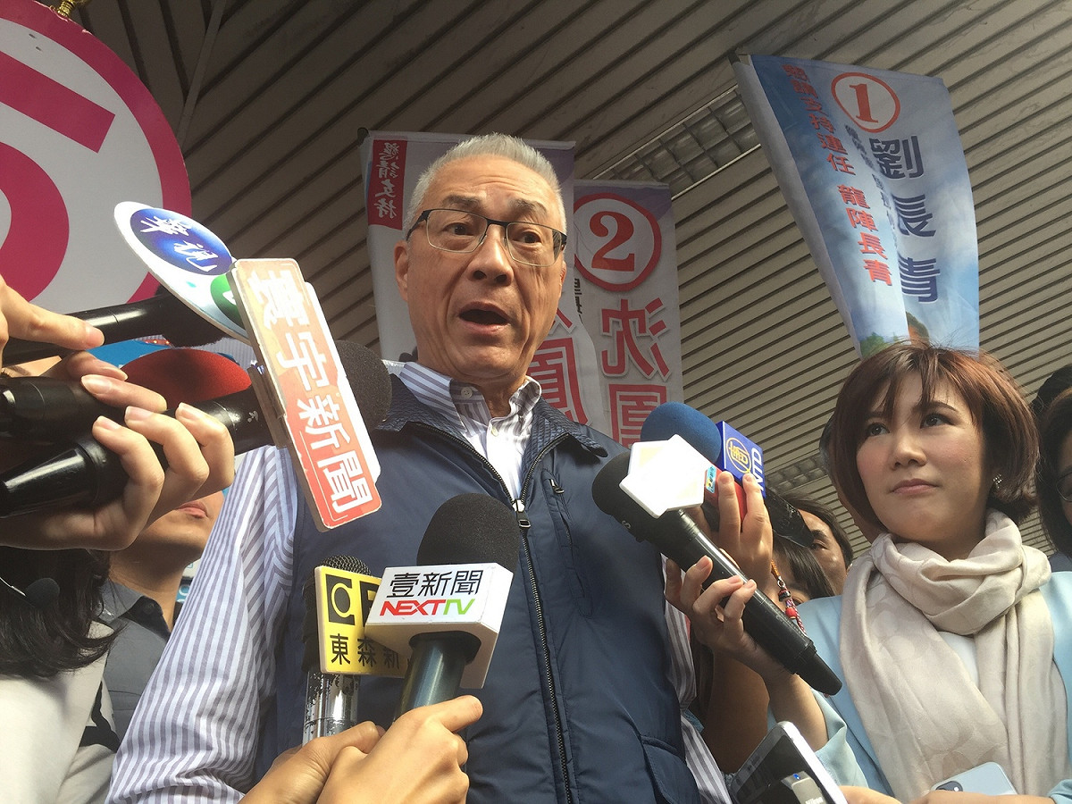 吳敦義上午替丁守中站路口助陣。 圖：趙婉淳/攝