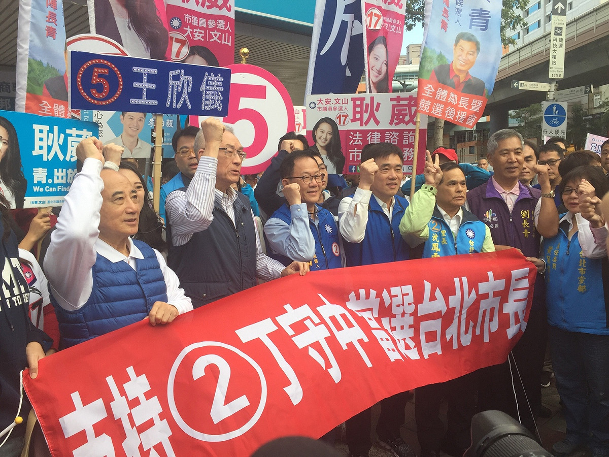吳敦義、王金平、黨籍立委、議員候選人上午齊聚於復興、和平路口，替丁守中助選。 圖：趙婉淳/攝