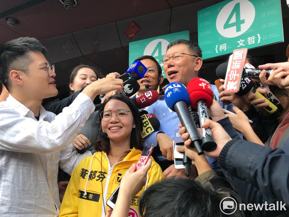 台北市長柯文哲今日赴士林市場掃街拜票，無黨籍議員陳政忠、時代力量議員候選人黃郁芬都陪同。 圖 : 周煊惠 / 攝