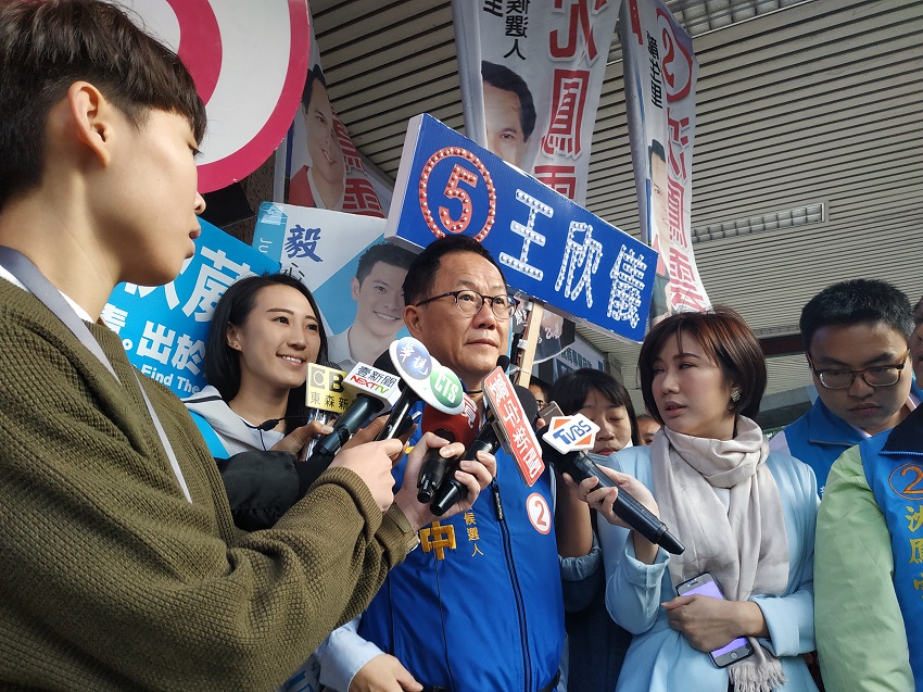 丁守中上午到和平復興路口拉票。 圖：趙婉淳/攝